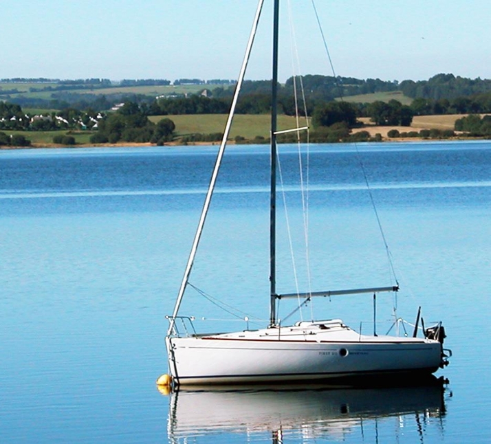 Bateau sur le lac de Pareloup