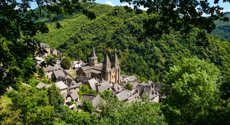 Conques de Bozouls aux alentours du Domaine du Charouzech, gîte en Occitanie
