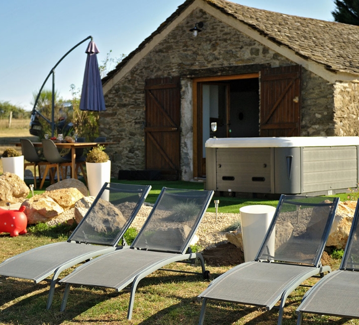Jacuzzi et terrasse du gîte la Bergerie, hébergement en Aveyron