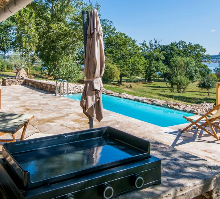 Vue de la piscine du gîte de la Porcherie, location de gîte au bord du lac de Pareloup en Aveyron avec accès direct au lac