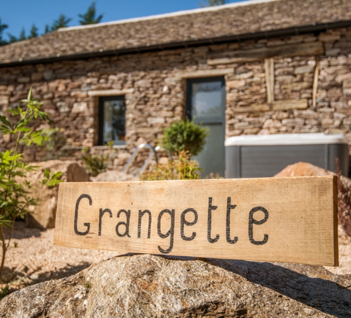 Écriteau du gîte en Aveyron la Grangette au bord du lac de Pareloup