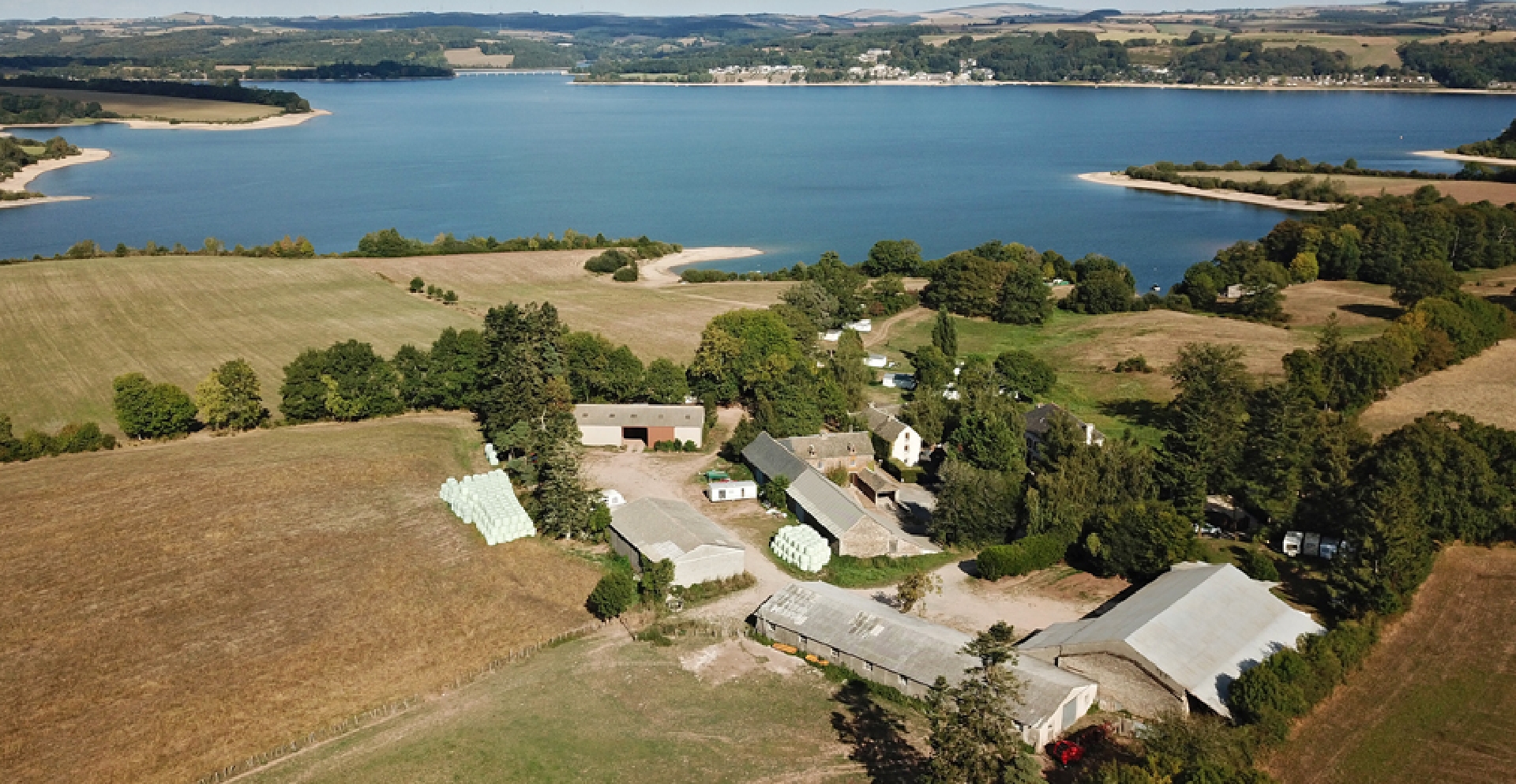 Vue aérienne de la ferme en Aveyron du Domaine du Charouzech