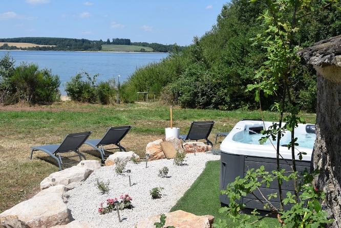 Vue du jacuzzi et des transats du gîte la Bergerie, hébergement en Aveyron