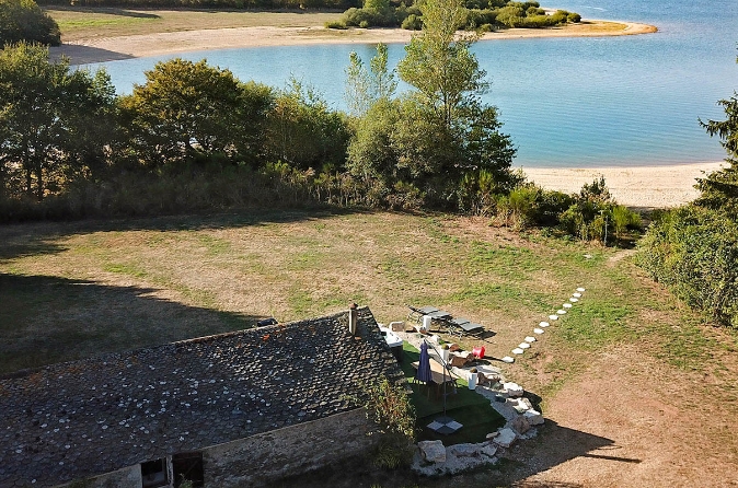 Vue aérienne du gîte la Bergerie, hébergement en Aveyron avec vue sur le lac de Pareloup
