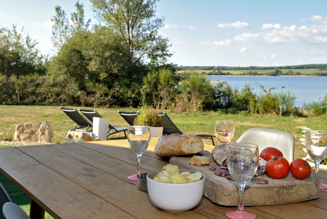 Table de jardin du gîte la Bergerie, hébergement en Aveyron avec vue sur le lac de Pareloup