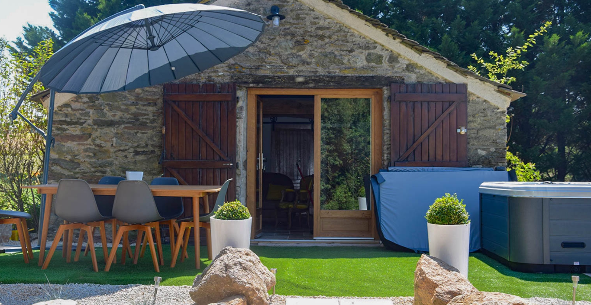 Terrasse du gîte la Bergerie, hébergement en Aveyron