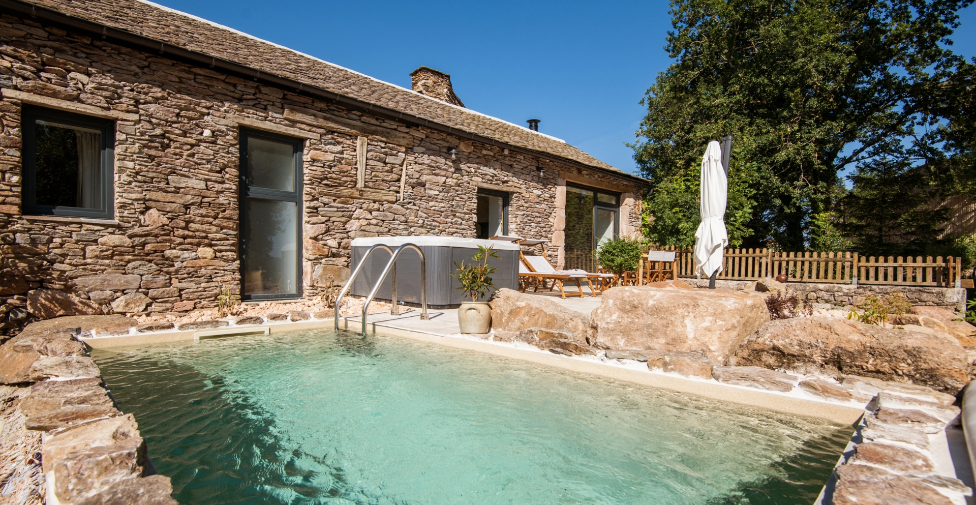 Vue extérieure du gîte en Aveyron la Grangette avec piscine