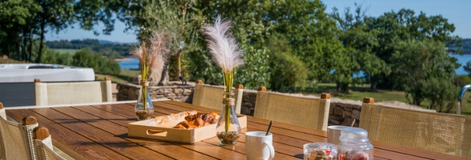Vue extérieure avec table de jardin, gîte de la Porcherie, gîte de charme en Aveyron