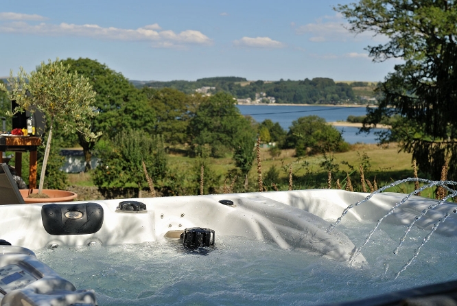 Location de gîte en Aveyron avec vue sur le lac, Jacuzzi la maison de Joseph