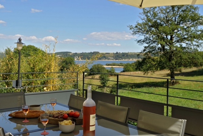 La maison de Joseph, location de gîte en Aveyron avec vue sur le lac : table de jardin