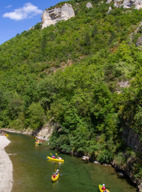 Activité canoë dans les Gorges du Tarn aux alentours du Domaine du Charouzech, gîte en Occitanie