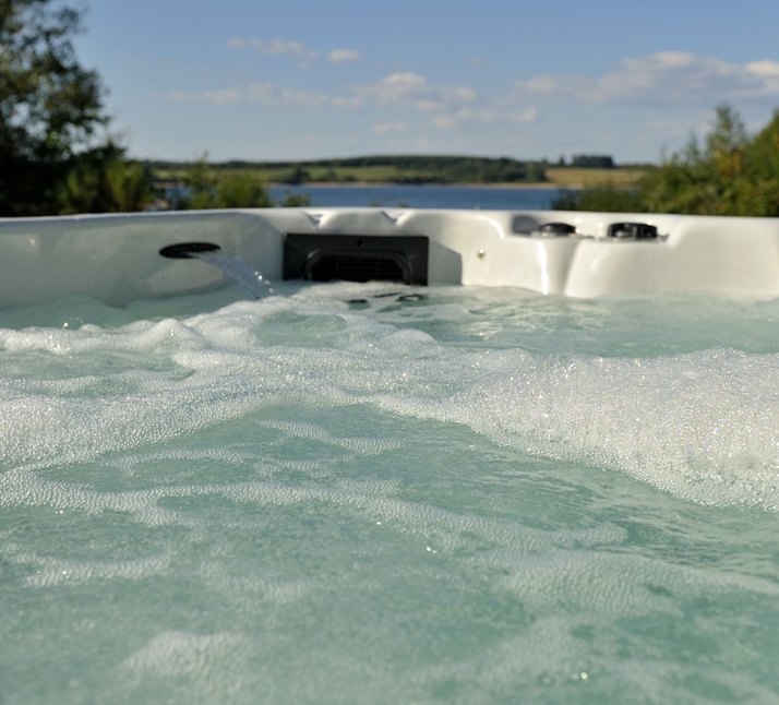 Jacuzzi du gîte la Bergerie, hébergement en Aveyron