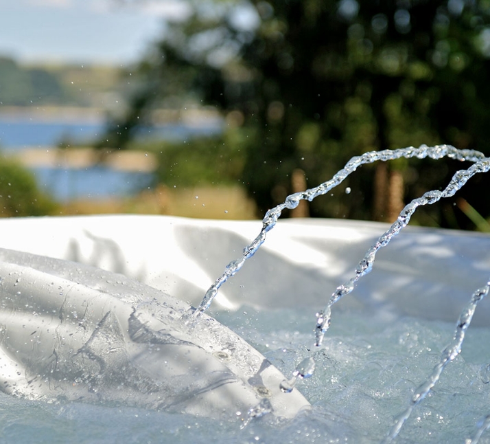 Jacuzzi, la maison de Joseph, location de gîte en Aveyron avec vue sur le lac