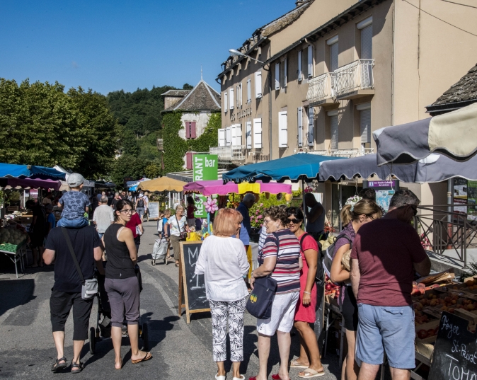 Marché du Levézou aux alentours du Domaine du Charouzech, gîte en Occitanie
