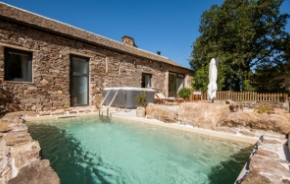 Piscine du gîte la Grangette, gite en Aveyron au bord du lac de Pareloup