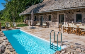 Vue de la porcherie avec piscine : gîte de charme en Aveyron