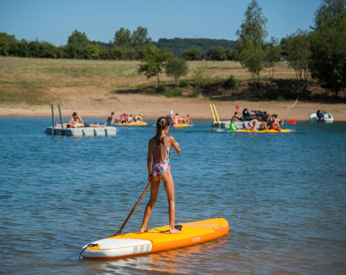 Activité paddle au lac de Pareloup, aux alentours du Domaine du Charouzech, gîte en Occitanie