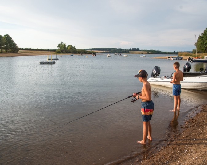 Pêche au lac de Pareloup aux alentours du Domaine du Charouzech, gîte en Occitanie