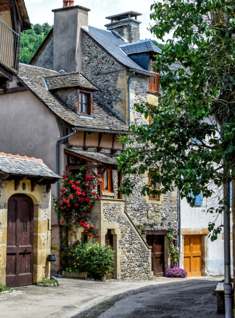 Ruelles de Sainte-Eulalie D’olt aux alentours du Domaine du Charouzech, gîte en Occitanie