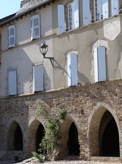 Sauveterre de Rouergue aux alentours du Domaine du Charouzech, gîte en Occitanie