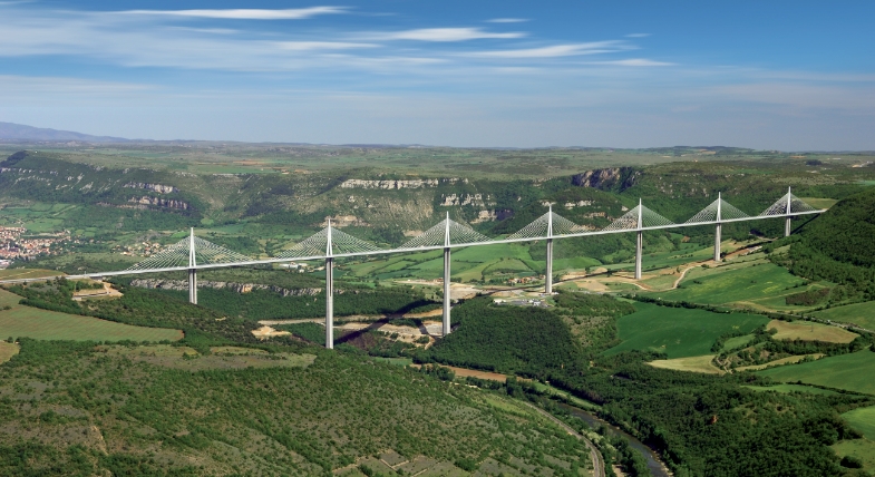 Viaduc de Millau aux alentours du Domaine du Charouzech, gîte en Occitanie