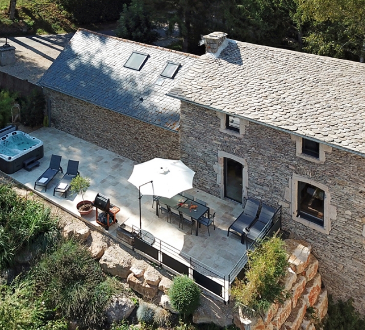 Vue aérienne, la Maison de Joseph, location de gîte en Aveyron avec vue sur le lac
