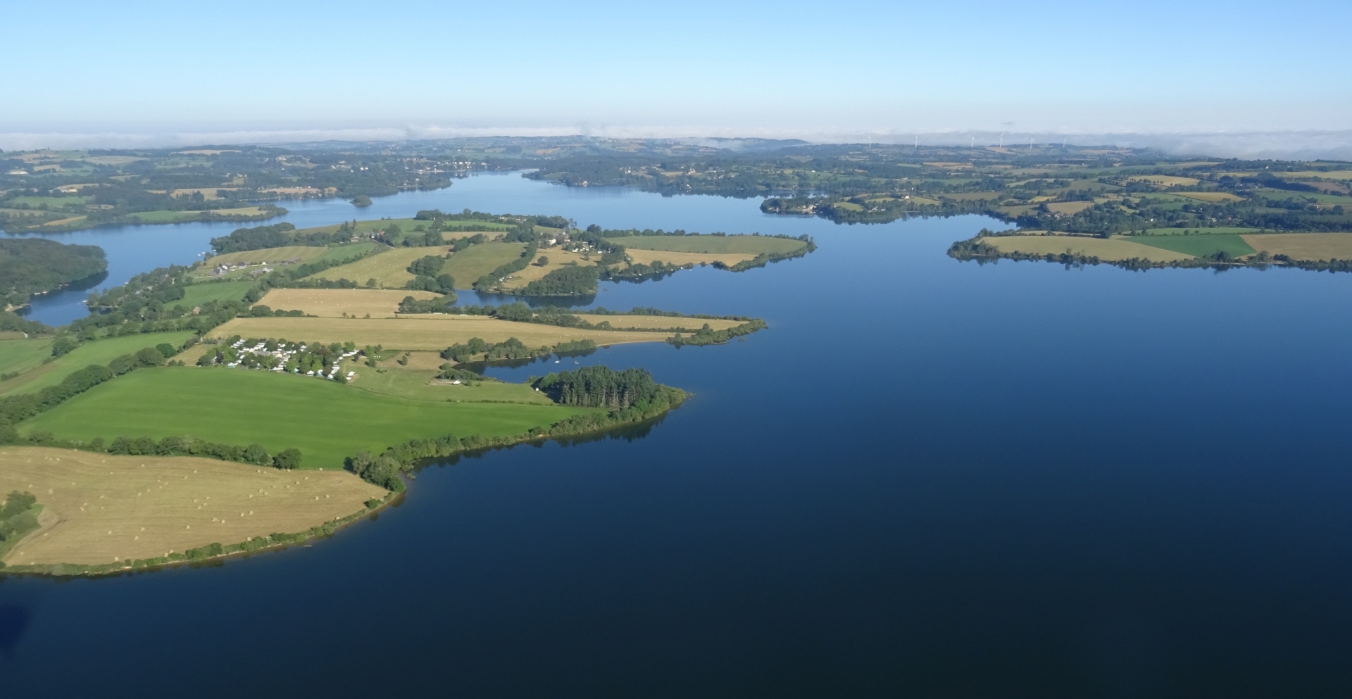Vue aérienne du lac de Pareloup dans l’Aveyron