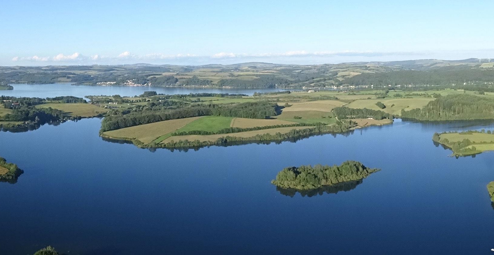 Vue aérienne du lac de Pareloup dans l’Aveyron