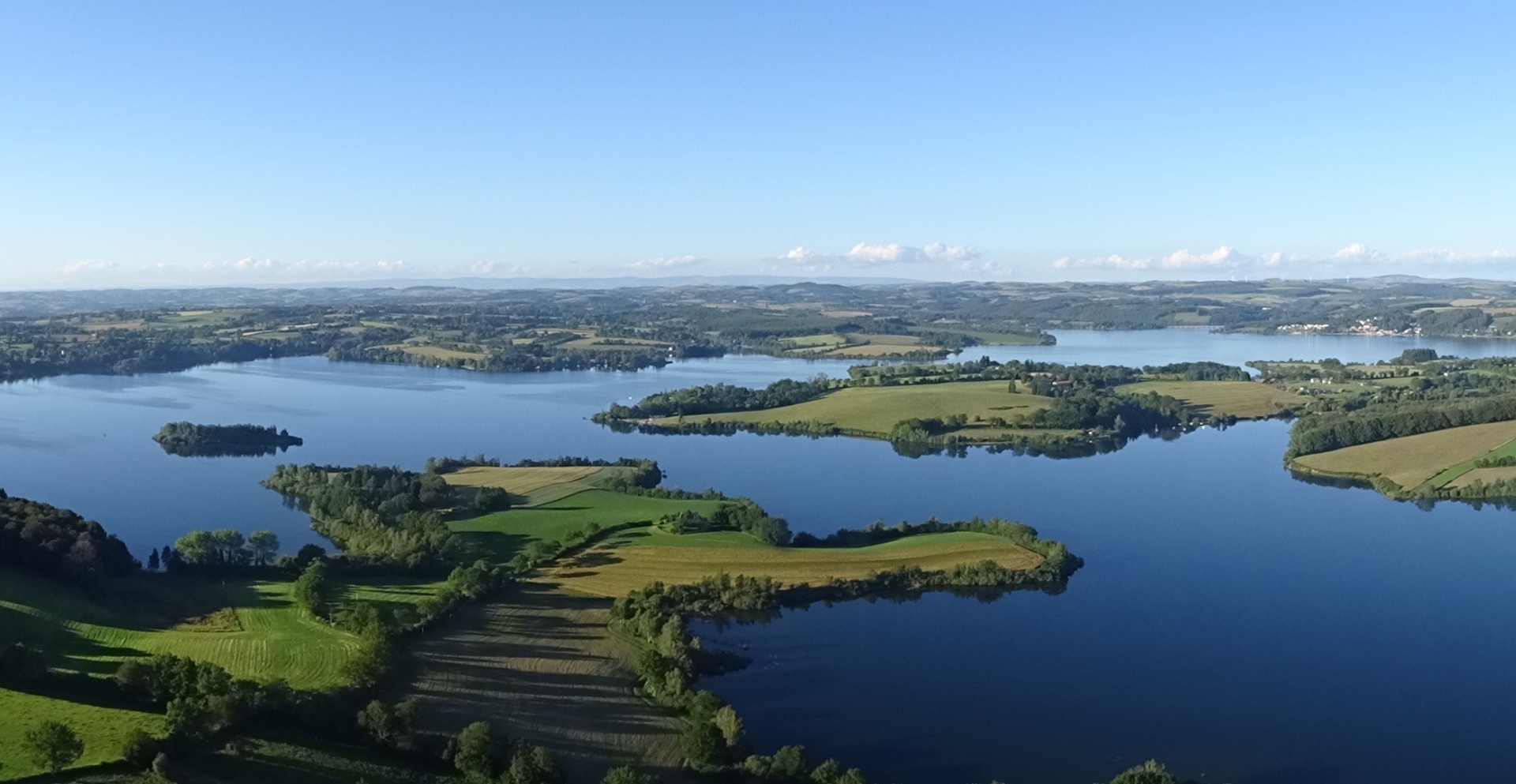 Domaine du Charouzech, gîtes de charme en Aveyron face au lac de Pareloup
