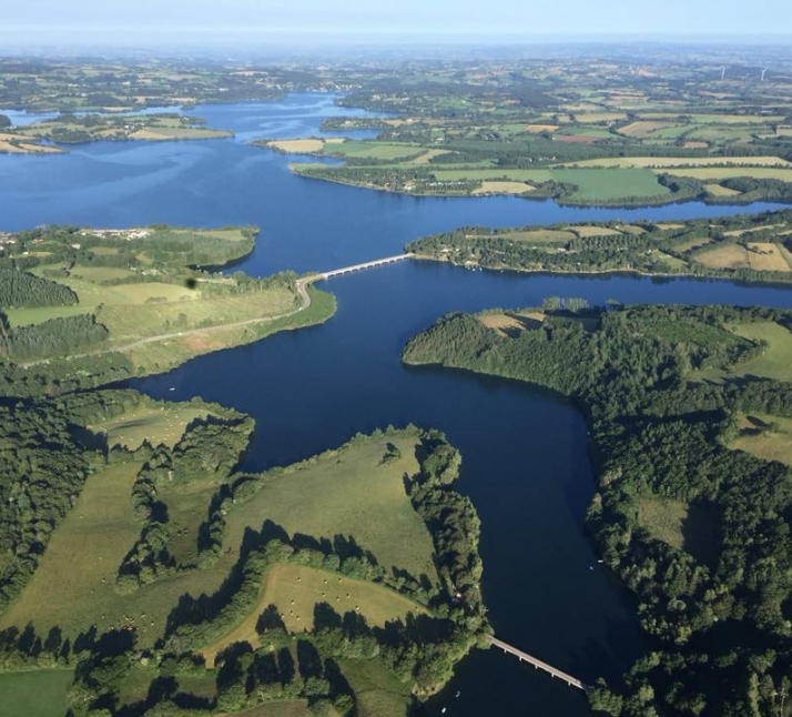 Vue aérienne lac de Pareloup