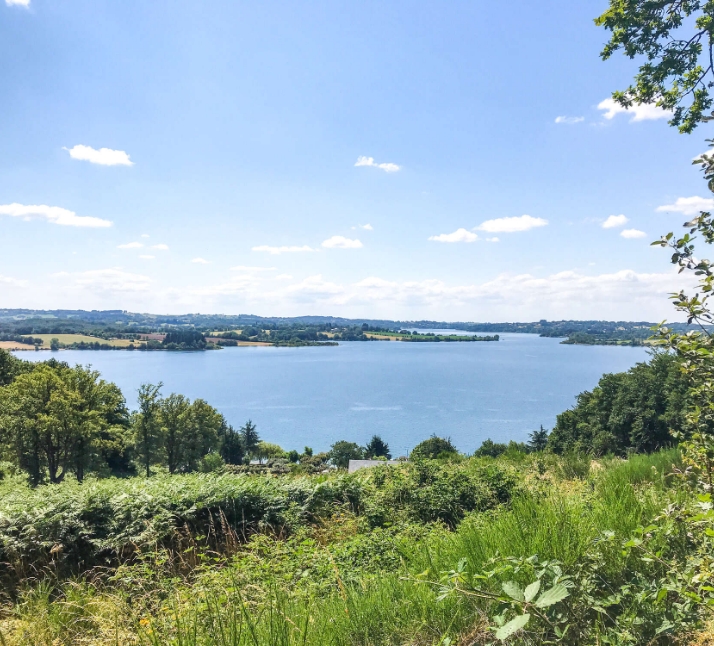 Vue du lac de Pareloup à proximité du Domaine du Charouzech, gîte en Occitanie